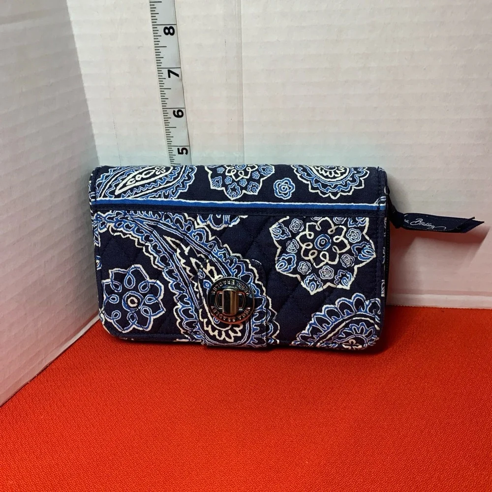 NWOT Vera Bradley wallet blue and white Zip Around Turnlock Quilted - Picture 2 of 11
